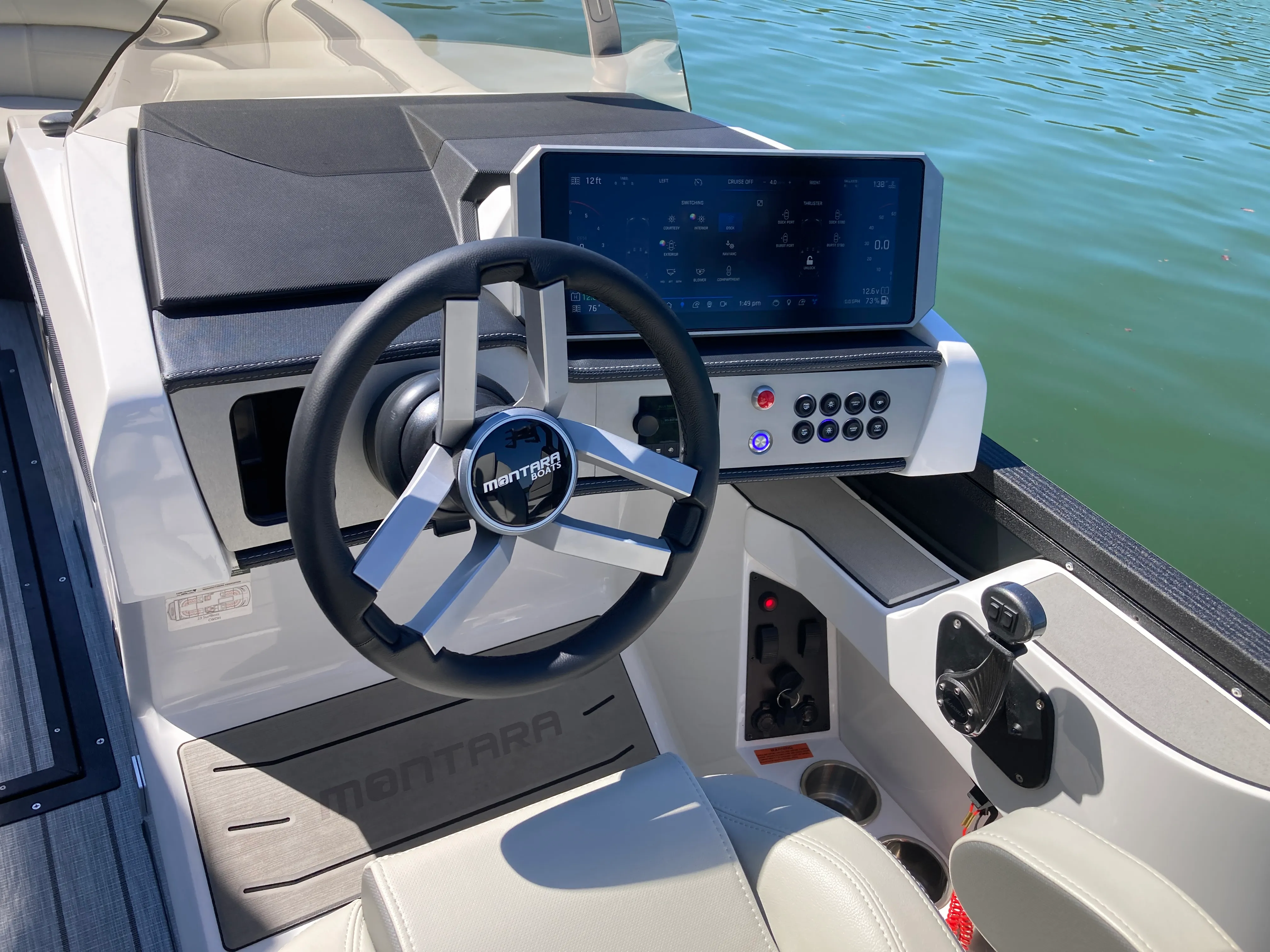 EVO 15-inch touchscreen dashboard helm steering wheel