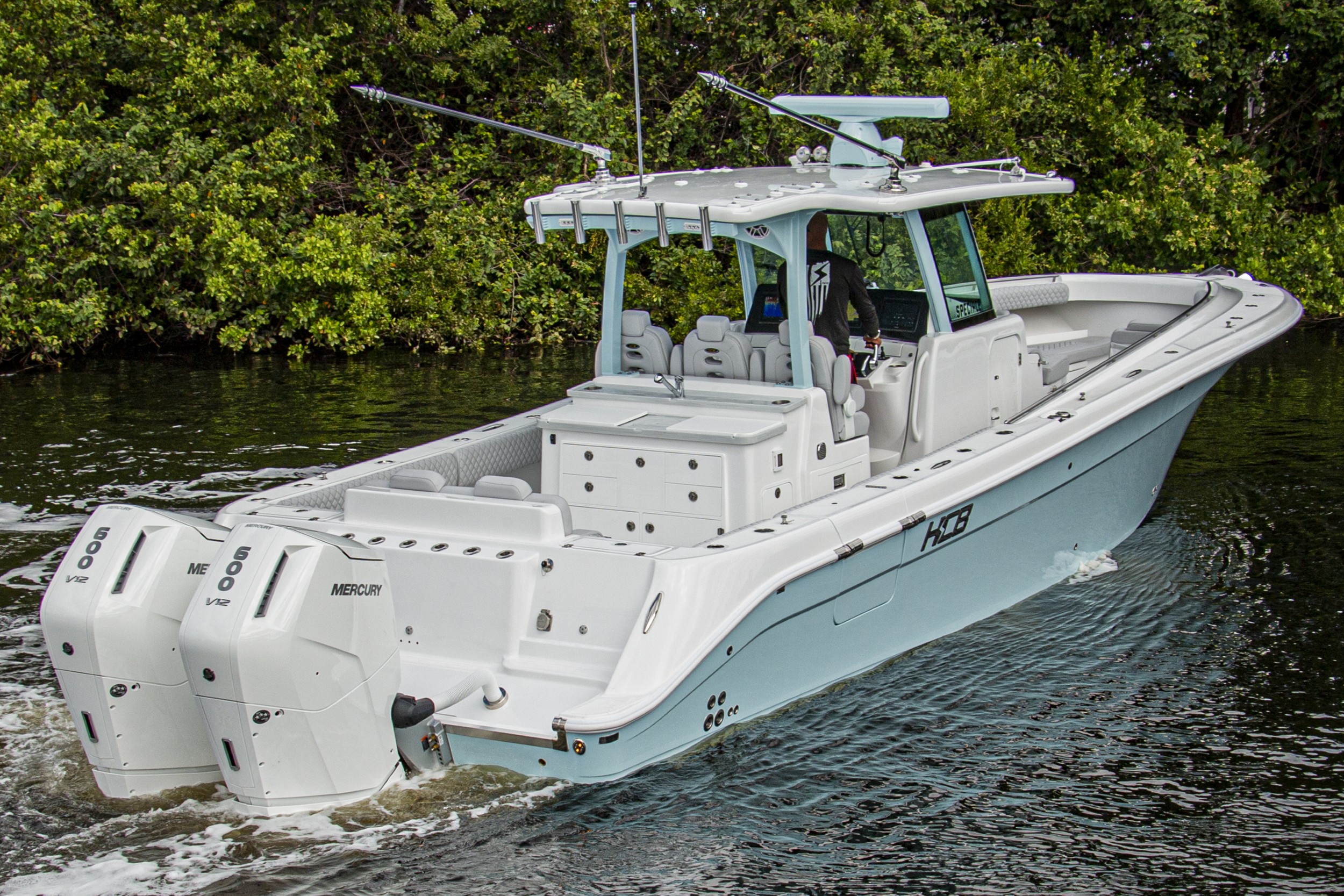 Luxury Center Console with Convertible Fishing Layout