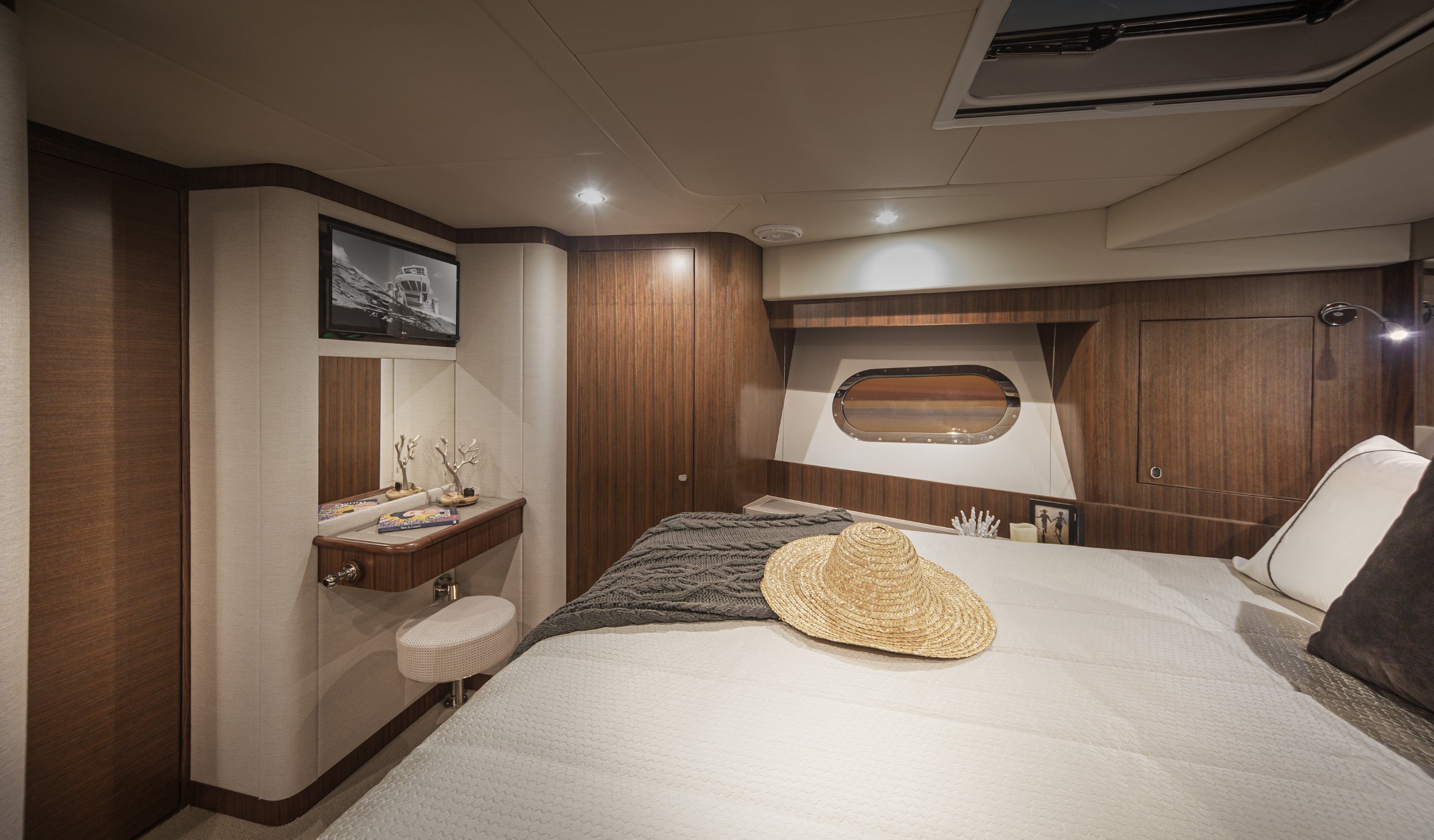 Customizable Stateroom Layout with Full-Beam Master