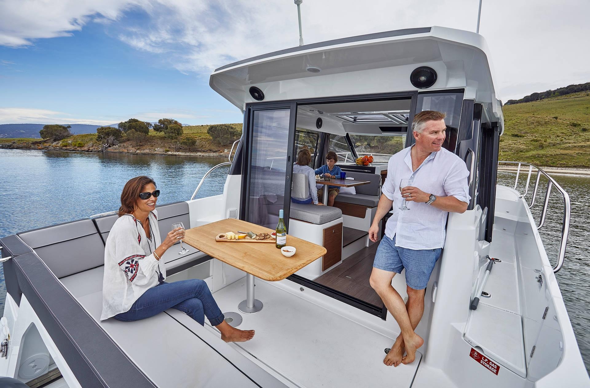 What Size Boat Is Best to Live On?