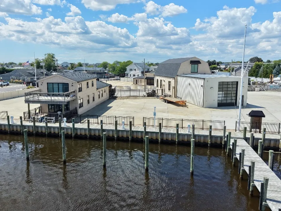 Dockage and waterfront amenities at Post Place Marina