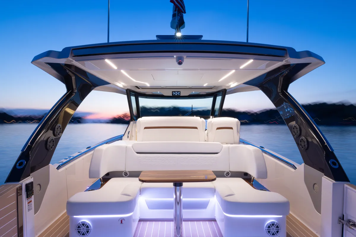 Tiara Yachts 39LS model-detail-hero-img