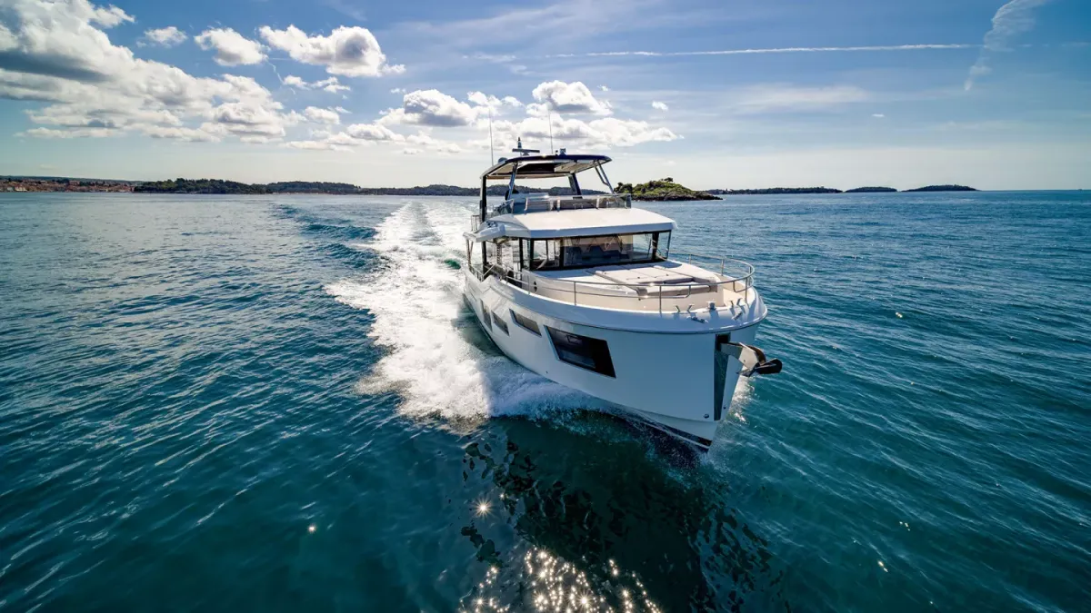Beneteau Grand Trawler 63 model-detail-hero-img