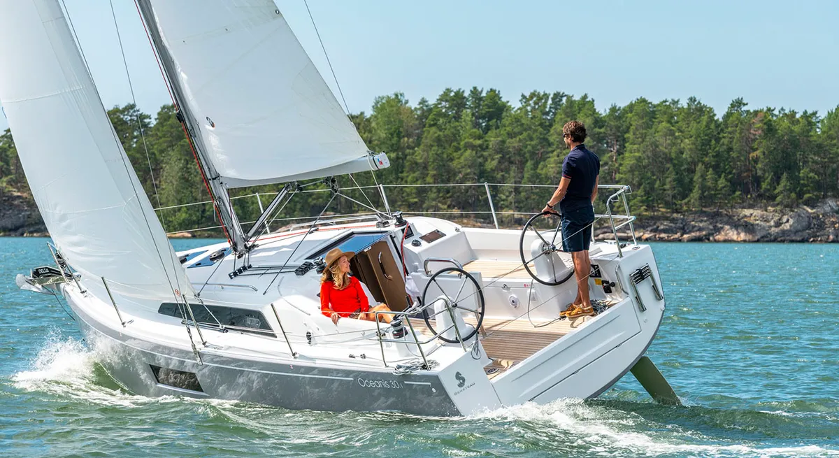 Oceanis 30.1 model-detail-hero-img