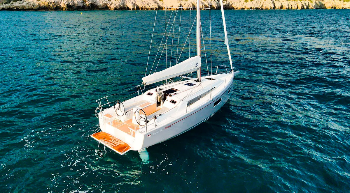 Oceanis 34.1 model-detail-hero-img
