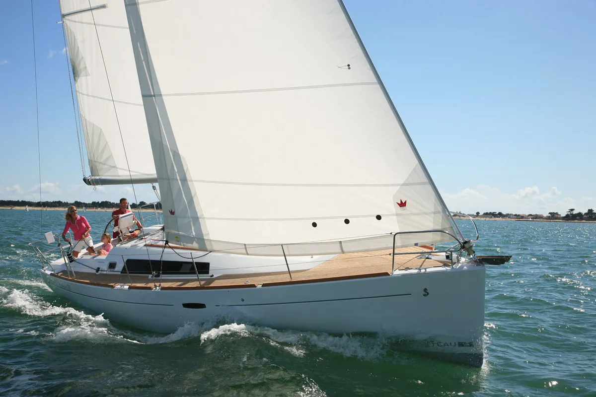 Oceanis 37.1 model-detail-hero-img