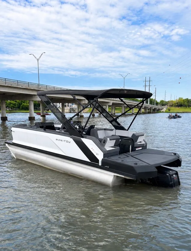 2025 Manitou Cruise MAX Deck