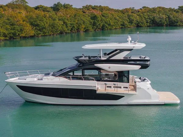 Cruisers Yachts 57 Fly0