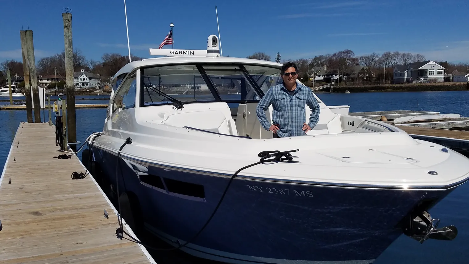 Strong's Marine customer with their new boat at the dock