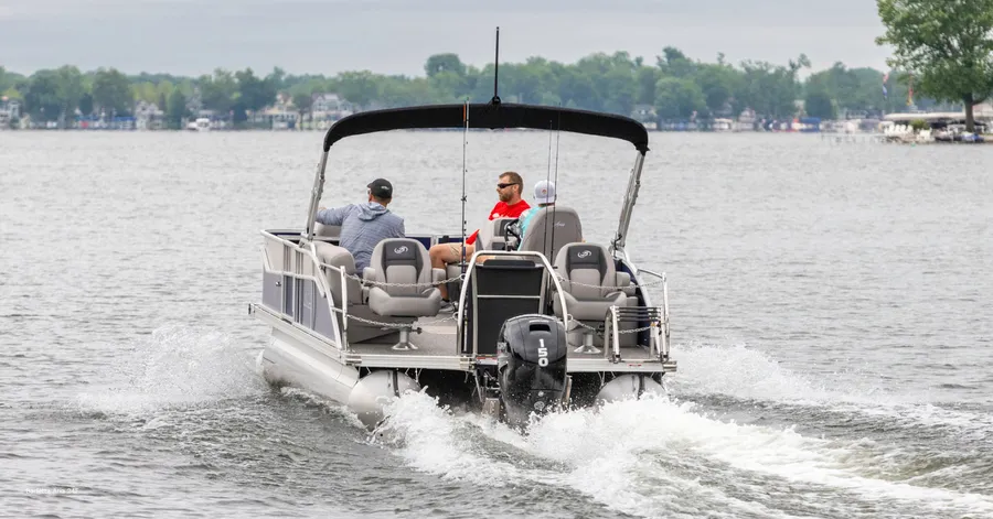 Beginner’s Guide to Lake Navigation: Markers, No-Wake, and Courtesy